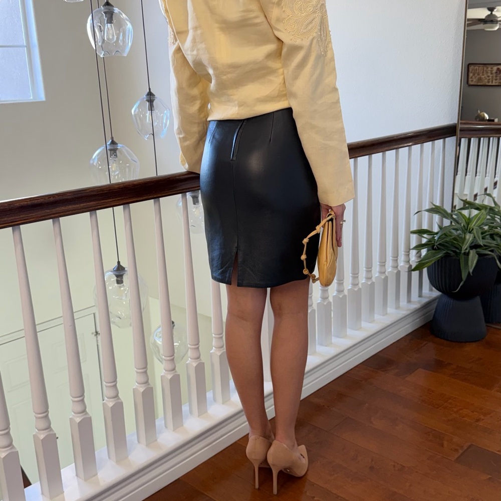 Chic Black Leather Midi Skirt - Picture 5 of 5